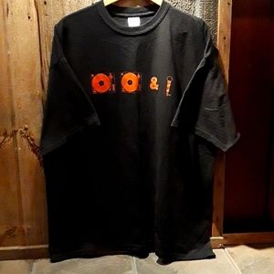 Gildan "2 turntables & a microphone" T-shirt black with orange graphic